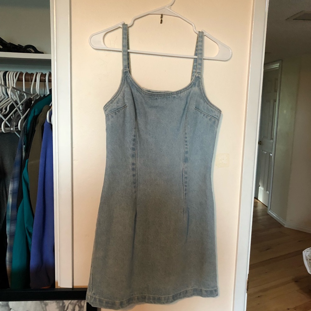 BRANDY MELVILLE DENIM MINI DRESS IN LIGHT WASH